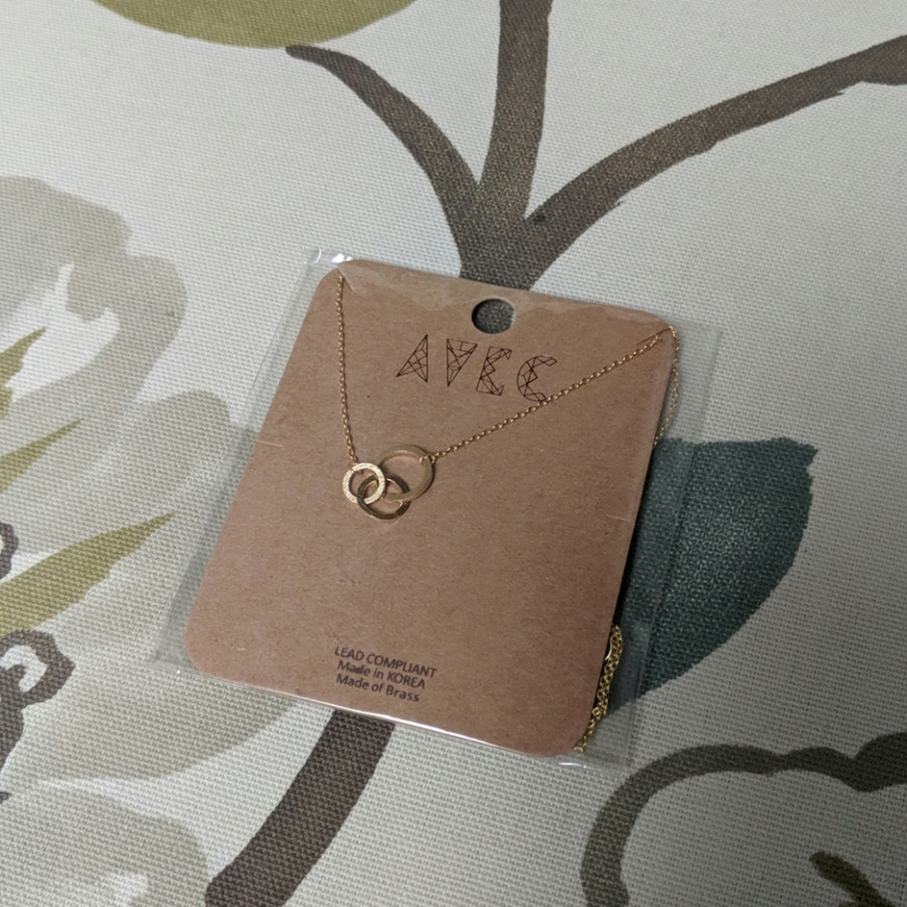 NWT Avec Three Circle Necklace